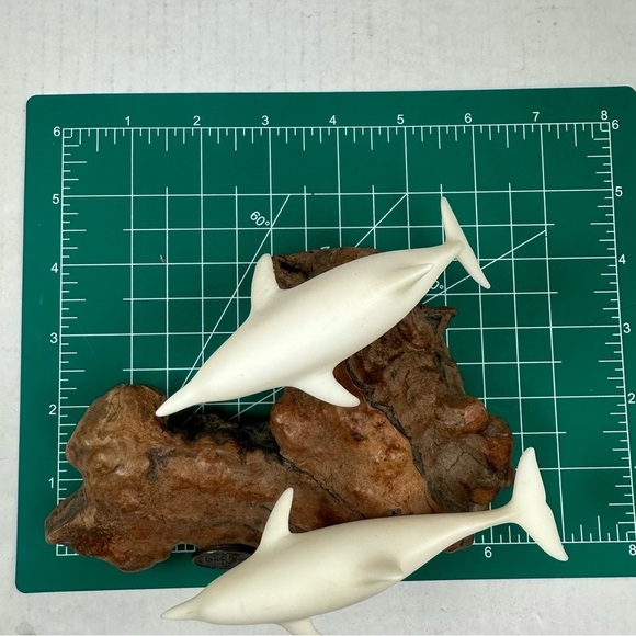 VINTAGE John Perry Dolphin Sculpture with white durable resin on burl wood base. - Picture 9 of 11